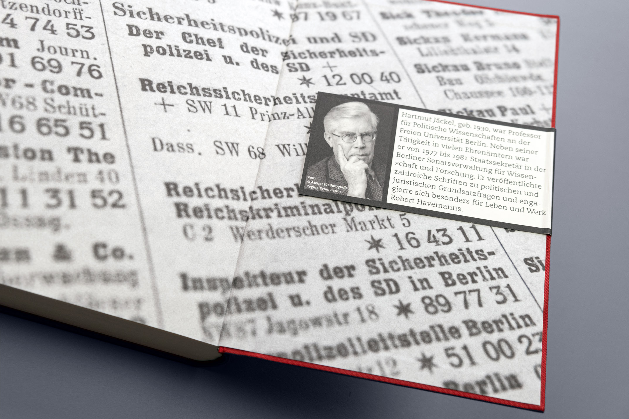 Vorsatz des Buchumschlags, mit eingeschlagener Banderole, Autorenfoto und Klappentext, Hartmut Jäckel »Menschen in Berlin«