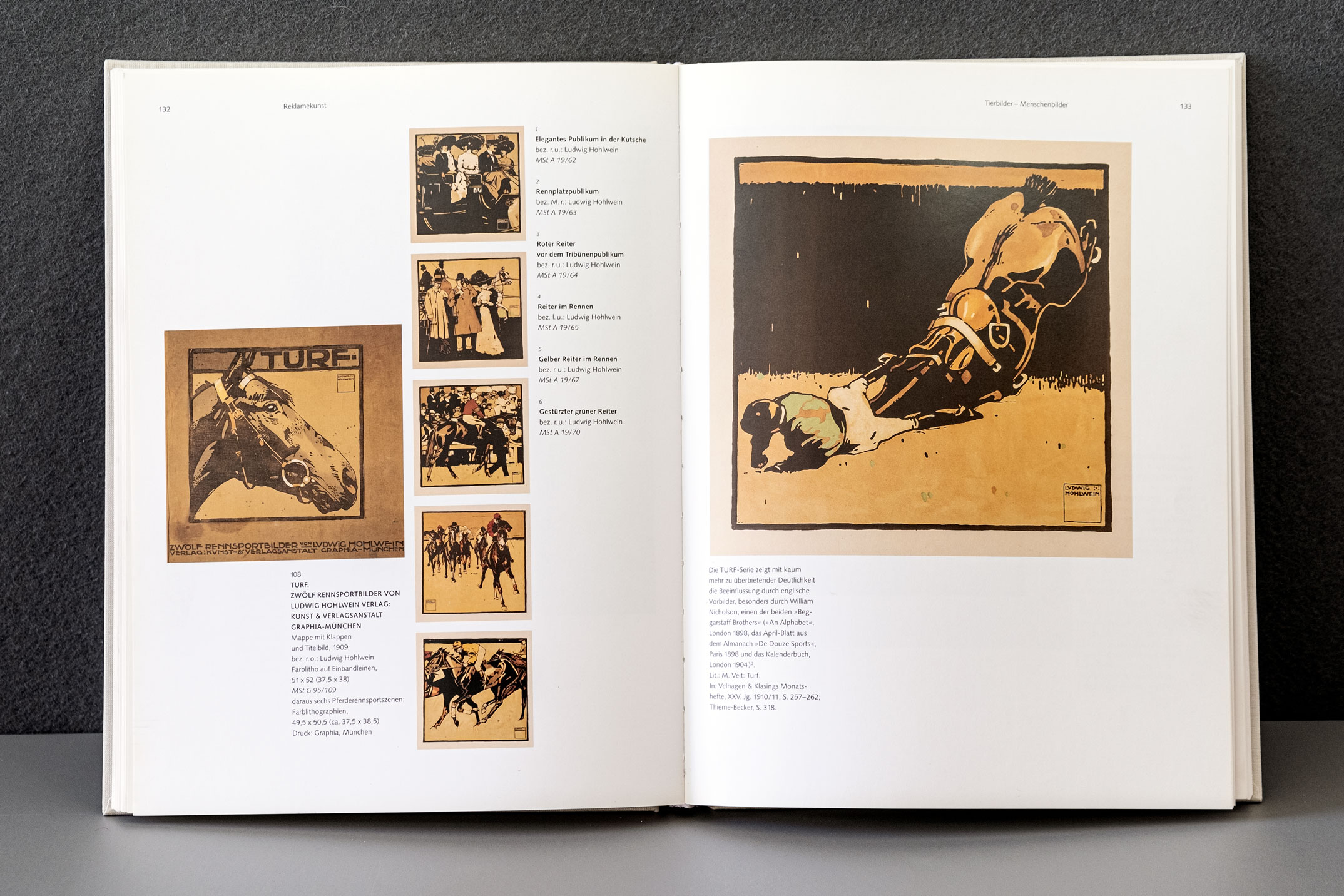  Buchgestaltung des Bildteils »Pferderennen« im Ausstellungskatalog »Ludwig Hohlwein«, Münchner Stadtmuseum