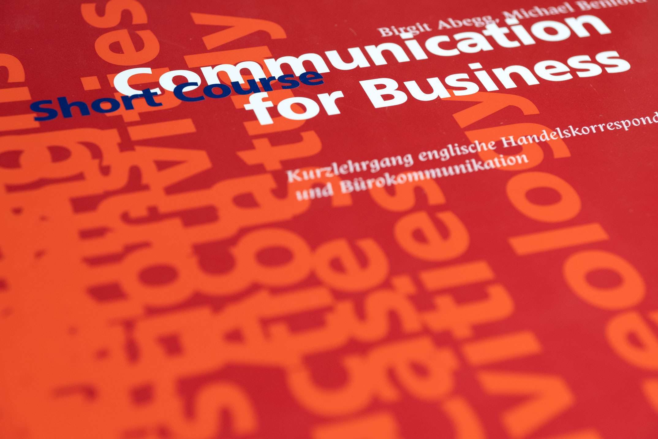 Buchumschlag Short Course, Typografie, Lehrwerksreihe Communication for Business, Hueber Verlag