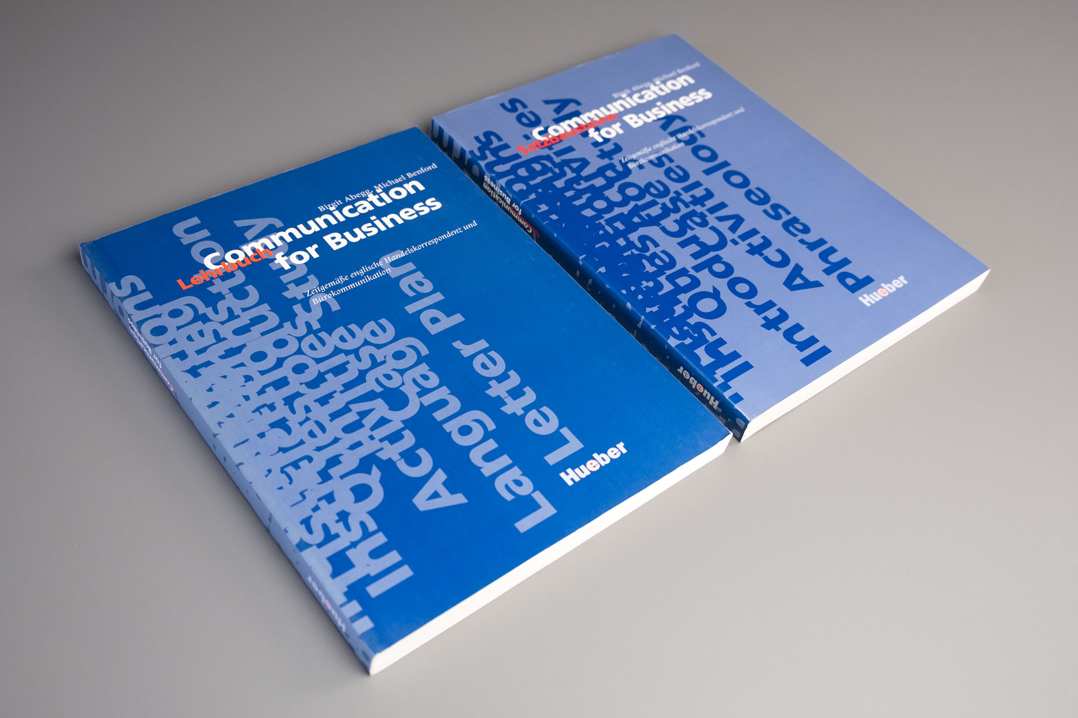 Buchumschlag Lehrbuch und Satzbausteine, Lehrwerksreihe Communication for Business, Hueber Verlag