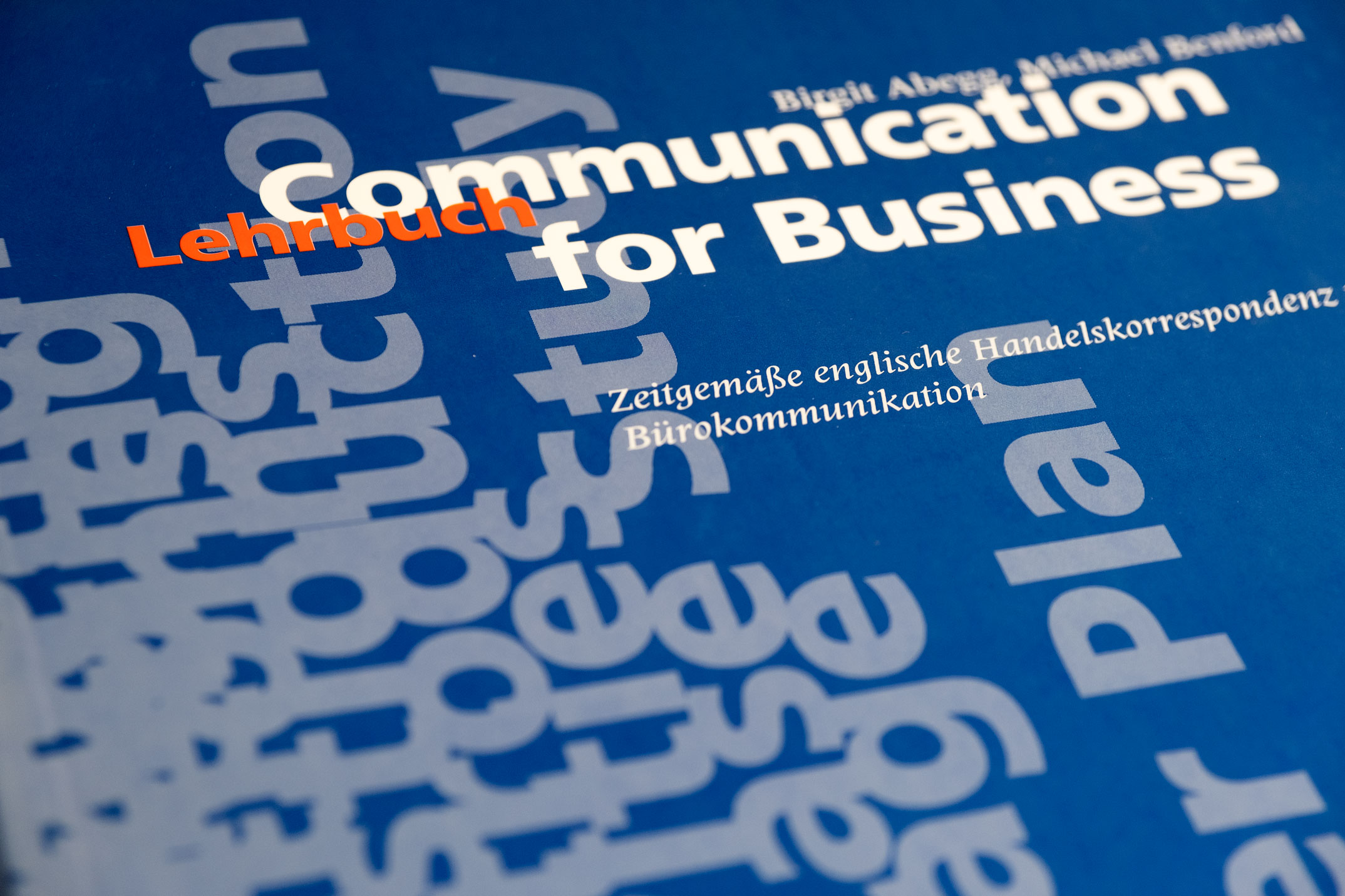 Buchumschlag Lehrbuch, Typografie, Lehrwerksreihe Communication for Business, Hueber Verlag