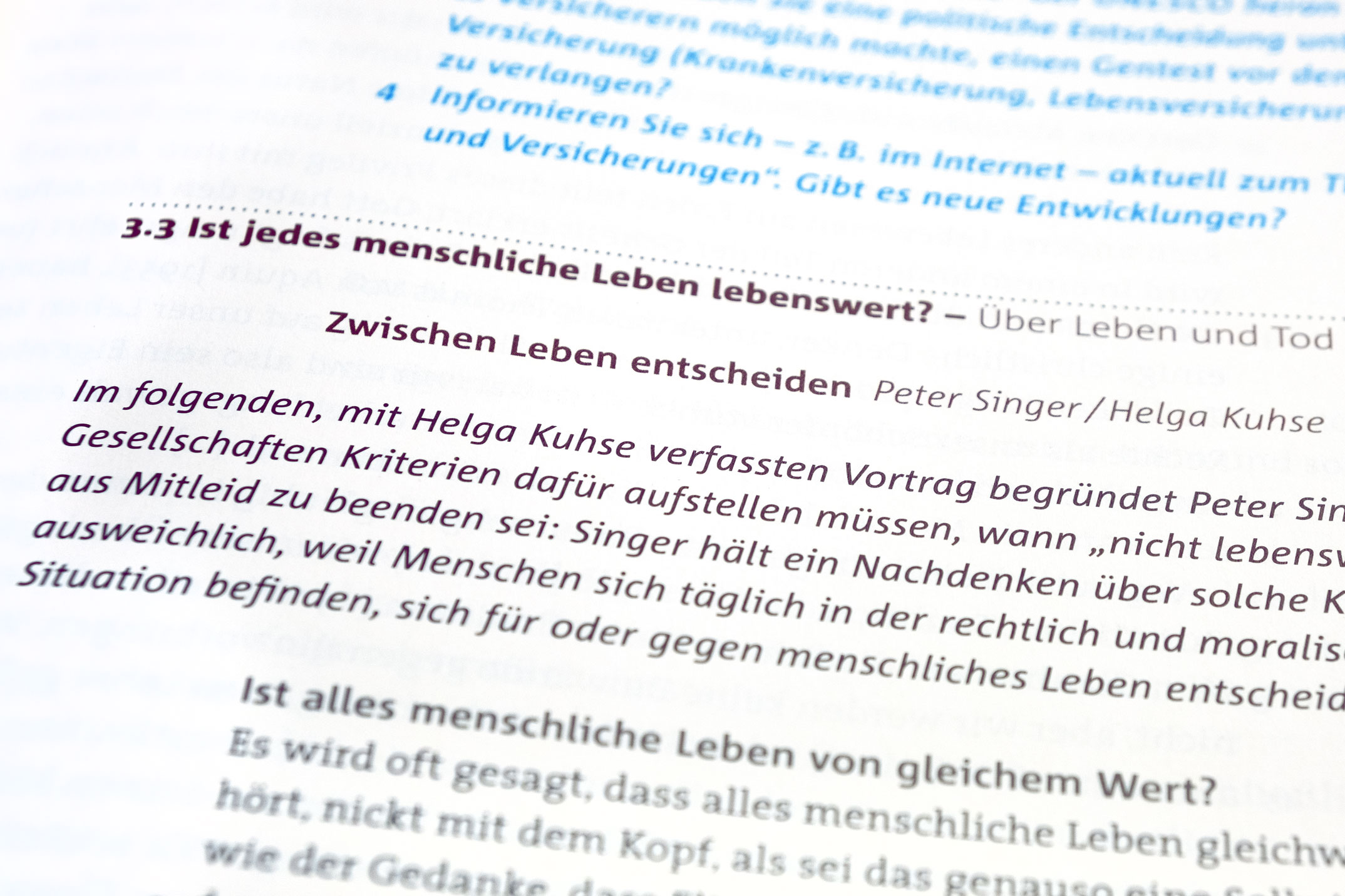 Didaktische Buchgestaltung, Doppelseite Hierarchien in der Typografie, Lehrwerk Ethik Oberstufe, Oldenbourg Verlag München