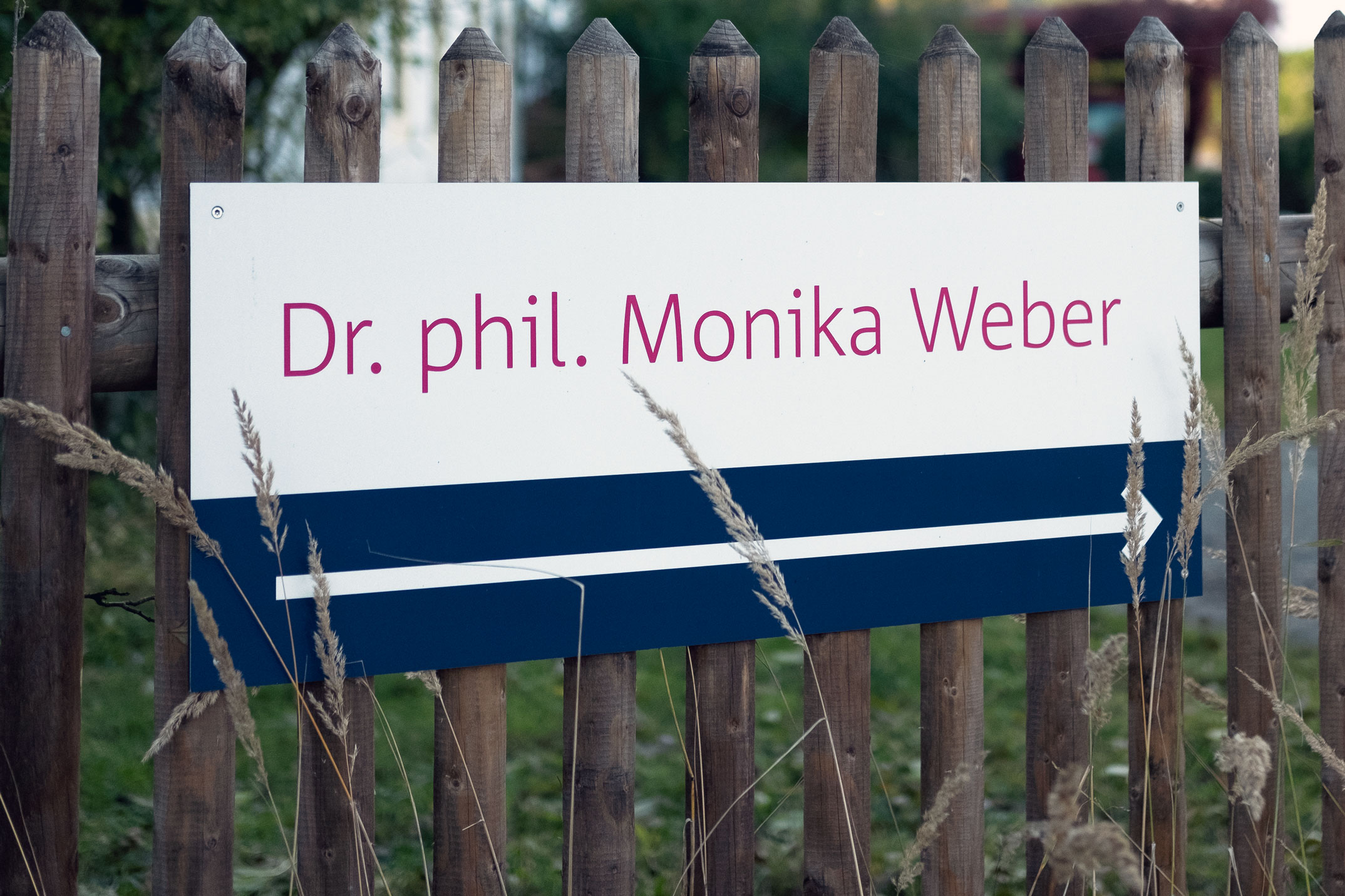 Leitsystem, Schild an der Straße – Corporate Design Dr. phil. Monika Weber, Psychotherapeutin für Kinder- und Jugendliche, forensische Gutachterin