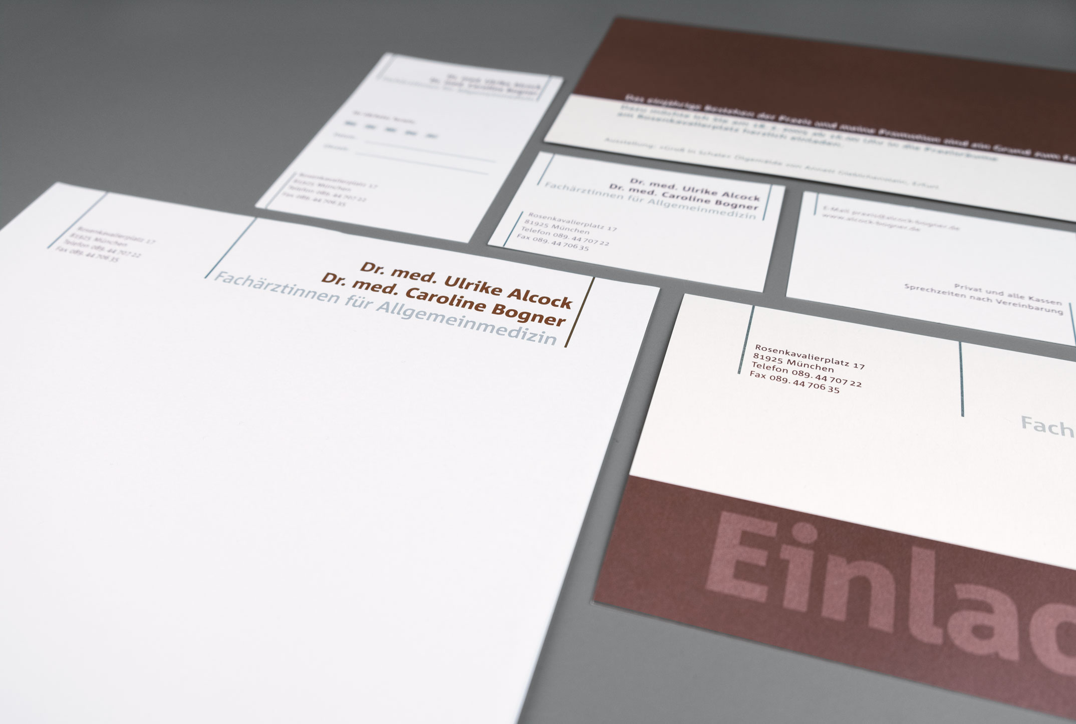 Briefausstattung mit Briefpapier, Visitenkarte, Terminzettelblock, Einladungskarte – Corporate Design Dres. med. Alcock und Bogner, Allgemeinmedizin