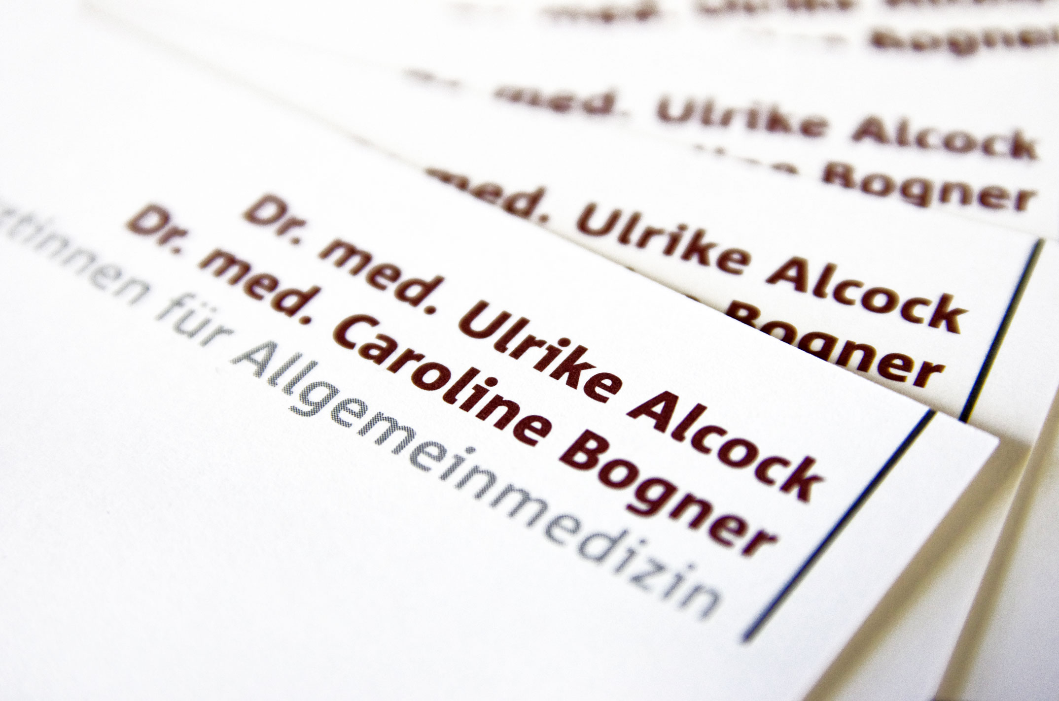 Visitenkatren, Typografie – Corporate Design Dres. med. Alcock und Bogner, Allgemeinmedizin