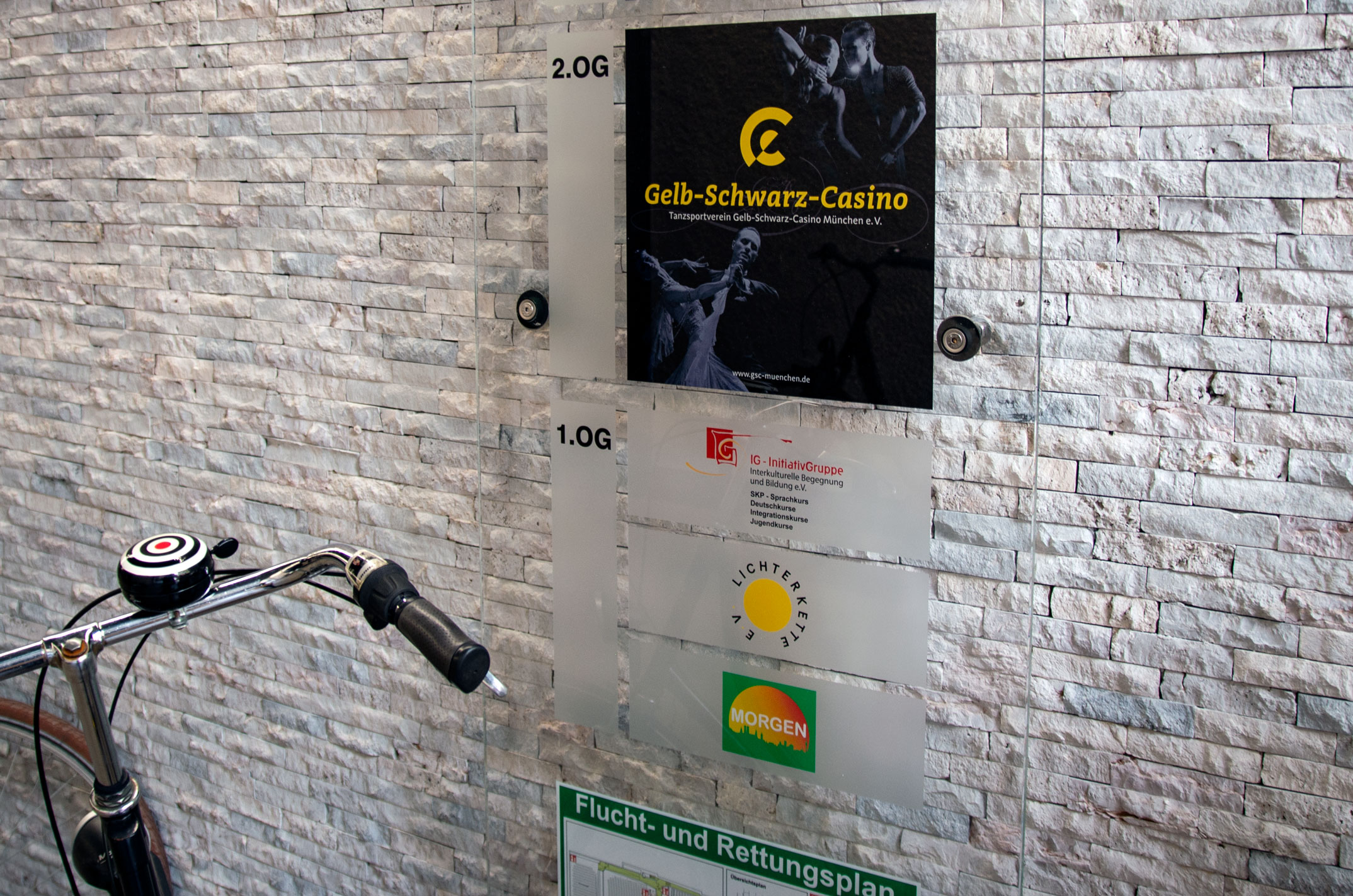 Leitsystem, Hausschild – Corporate Design Gelb-Schwarz-Casino München