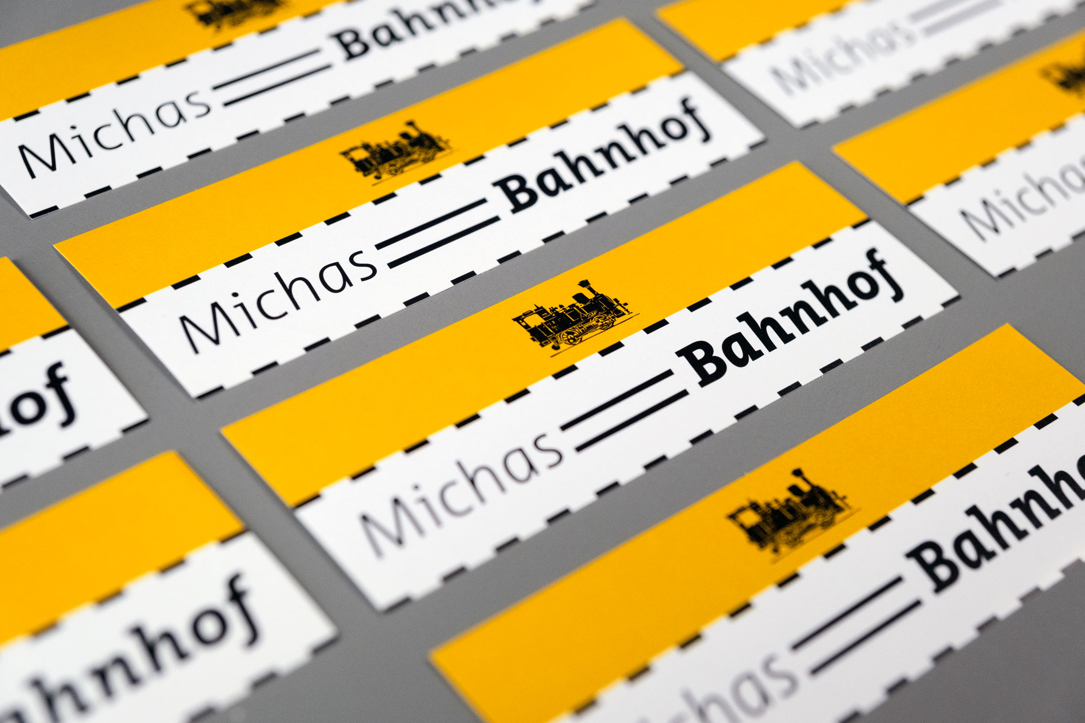 Aufkleber – Corporate Design und Webshop Michas Bahnhof