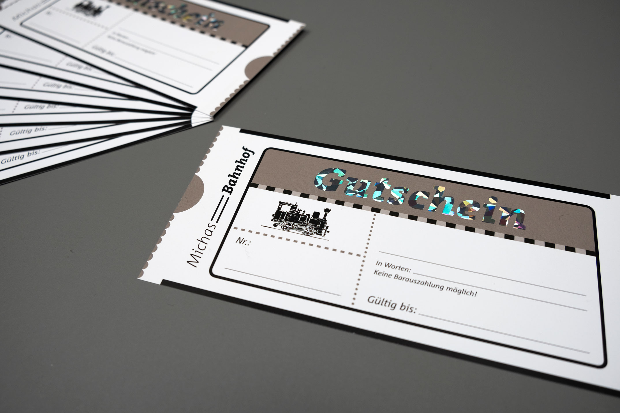 Gutschein mit Hologramm-Heißfolie – Corporate Design und Webshop Michas Bahnhof
