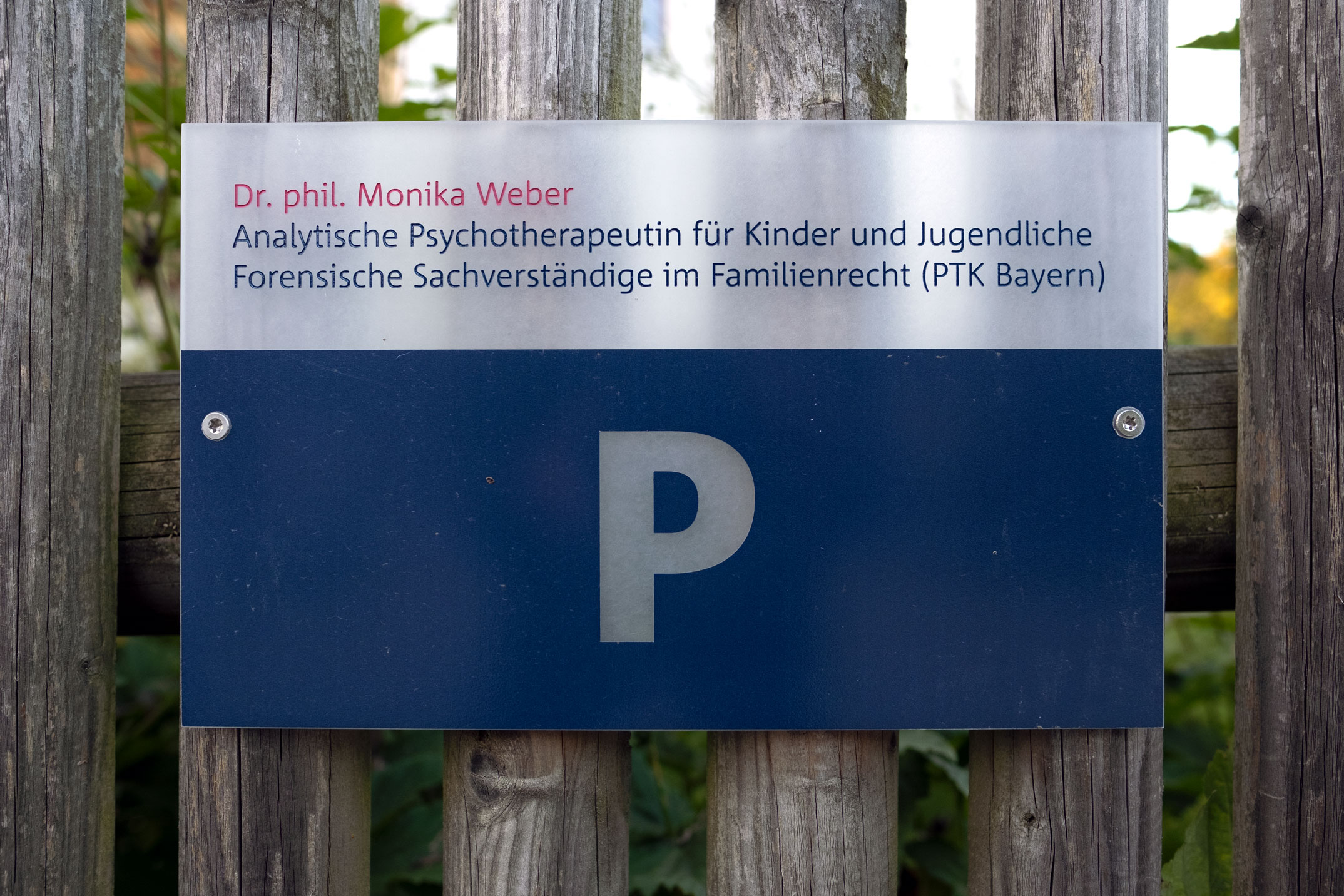Leitsystem, Schild Parkplatz, Psychotherapie für Kinder und Jugendlieche, Dr. phil. Monika Weber, Beuerberg