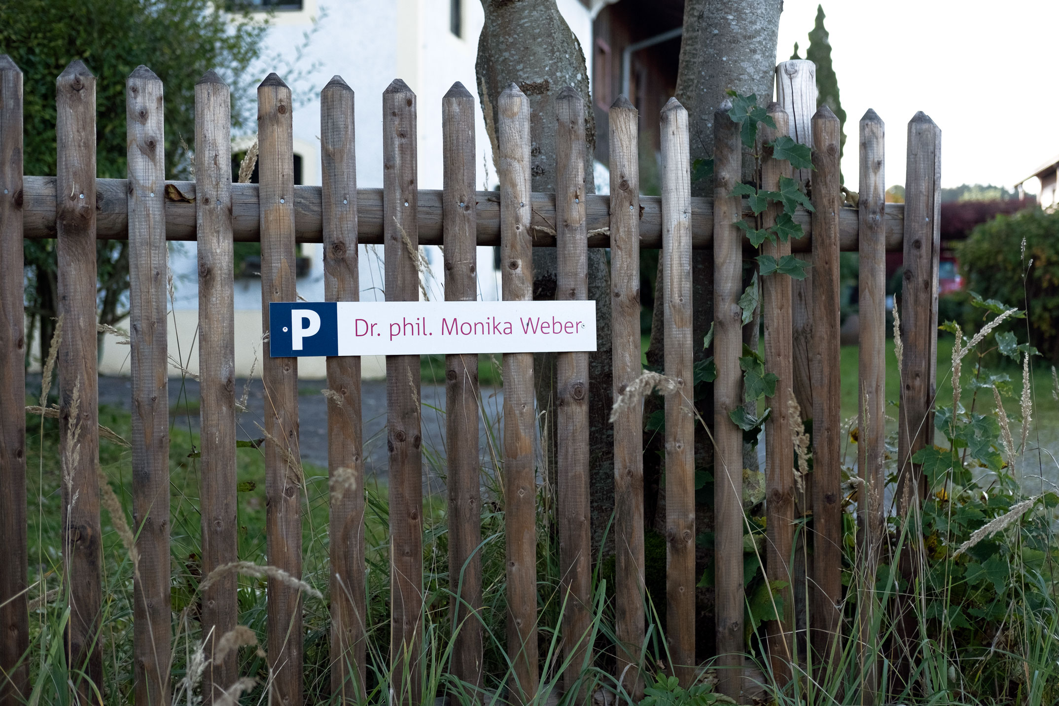 Leitsystem, Schild Parkplatz Straßenkreuzung, Psychotherapie für Kinder und Jugendlieche, Dr. phil. Monika Weber, Beuerberg