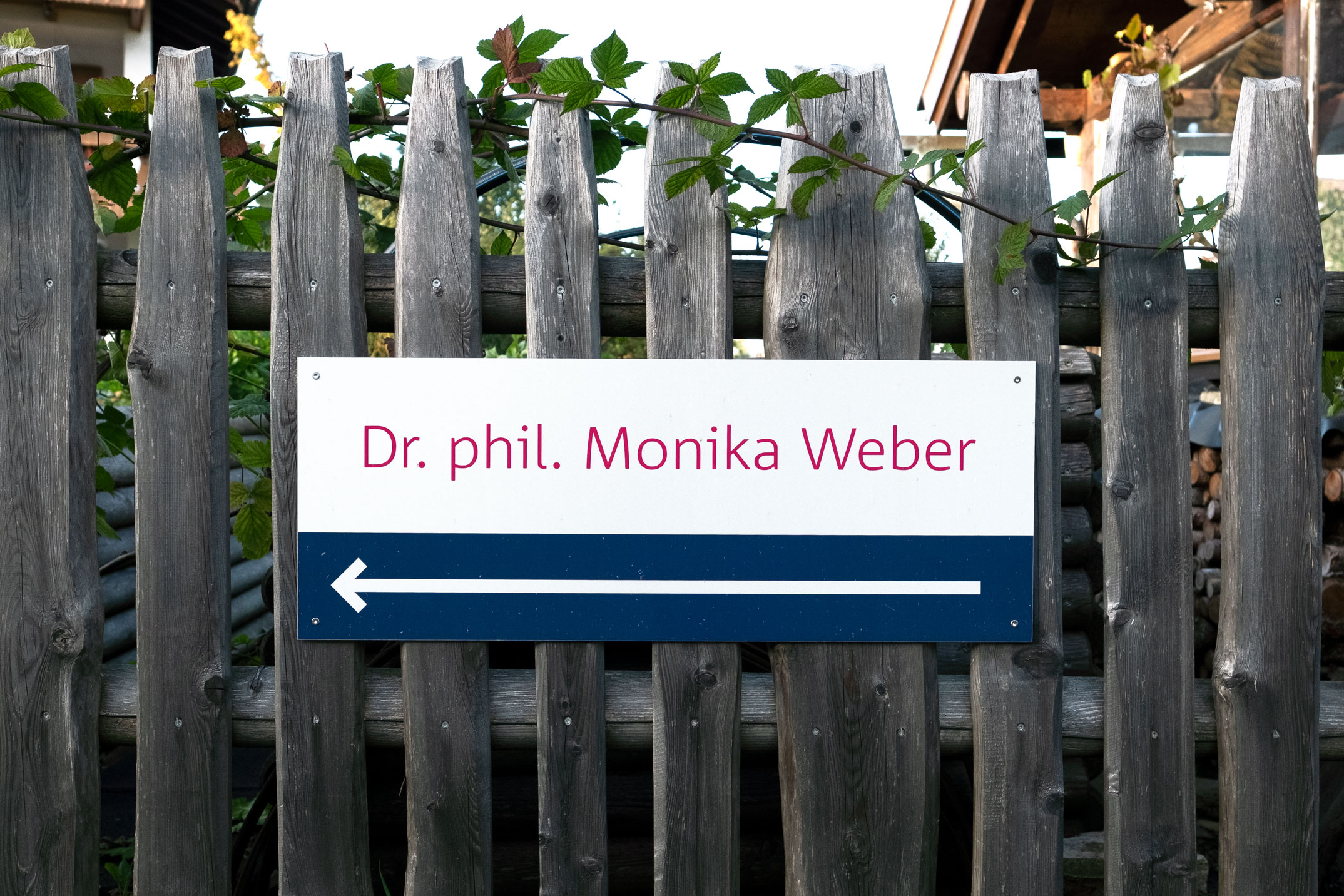 Leitsystem, Schild Straße, Psychotherapie für Kinder und Jugendlieche, Dr. phil. Monika Weber, Beuerberg