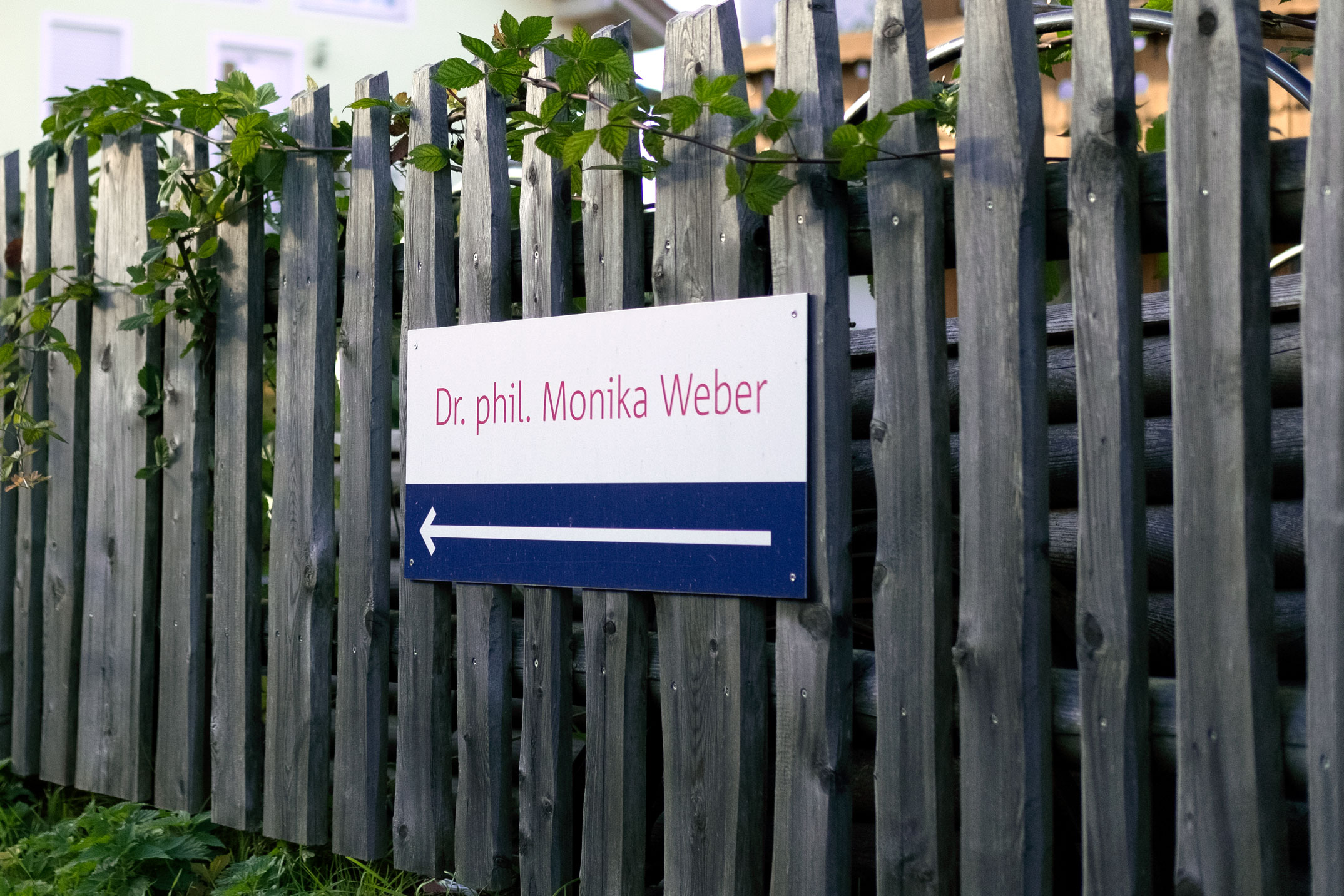 Leitsystem, Schild Straße Zaun, Psychotherapie für Kinder und Jugendlieche, Dr. phil. Monika Weber, Beuerberg