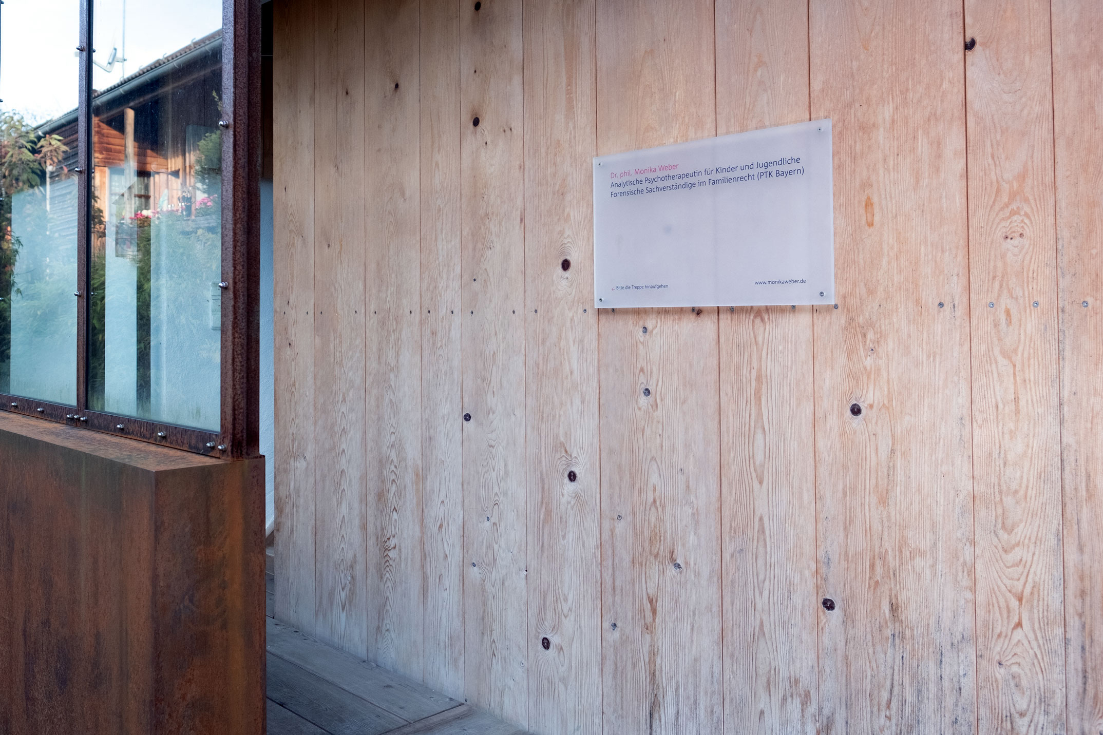 Leitsystem, Schild Hauswand, Psychotherapie für Kinder und Jugendlieche, Dr. phil. Monika Weber, Beuerberg