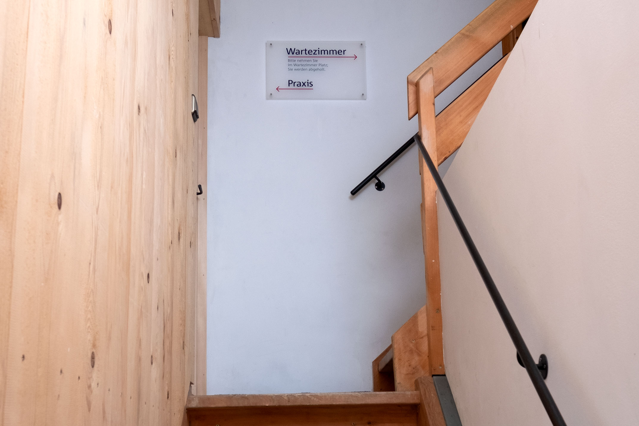 Leitsystem, Schild Treppenhaus, Psychotherapie für Kinder und Jugendlieche, Dr. phil. Monika Weber, Beuerberg