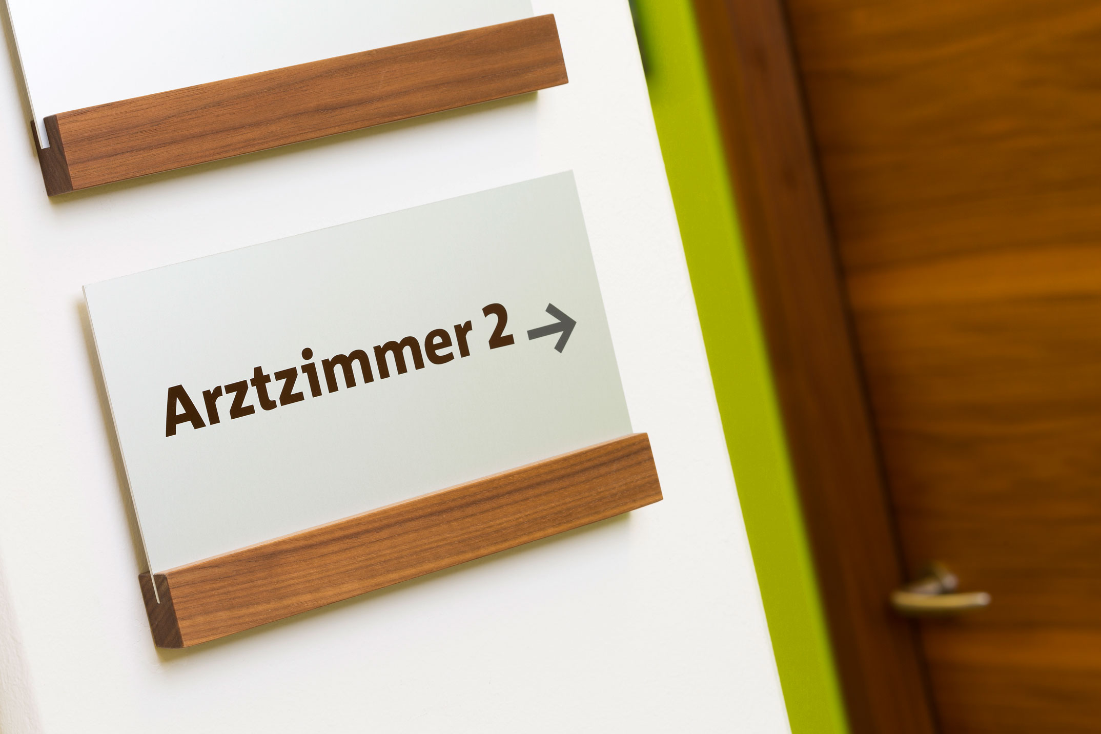 Leitsystem, Wandschilder, Material, Allgemeinarztpraxis Dres. med. Alcock Bogner München